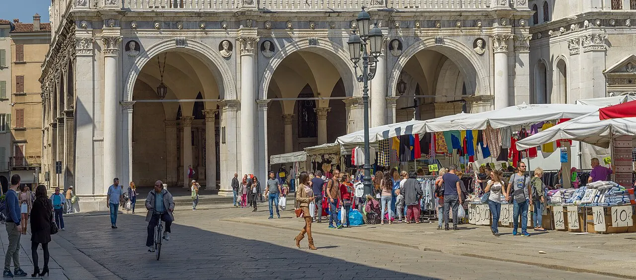 Bancarelle di abbigliamento davanti alla Loggia di Brescia, fotografate nel 2019