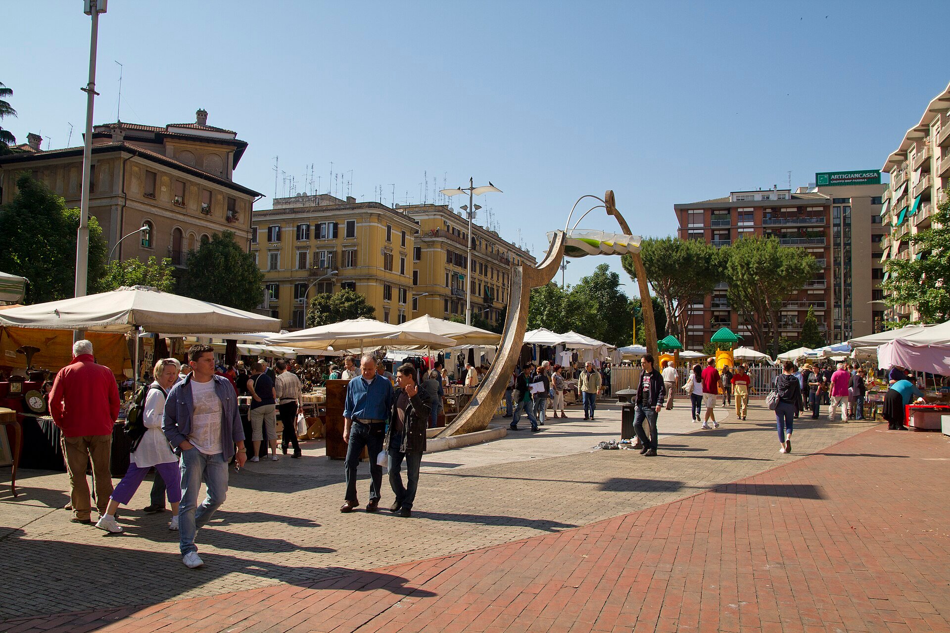 Bancarelle di Porta Portese intorno alla piazza nel 2012
