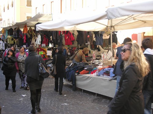 Bancarelle di abbigliamento al mercato del giovedì di Trento