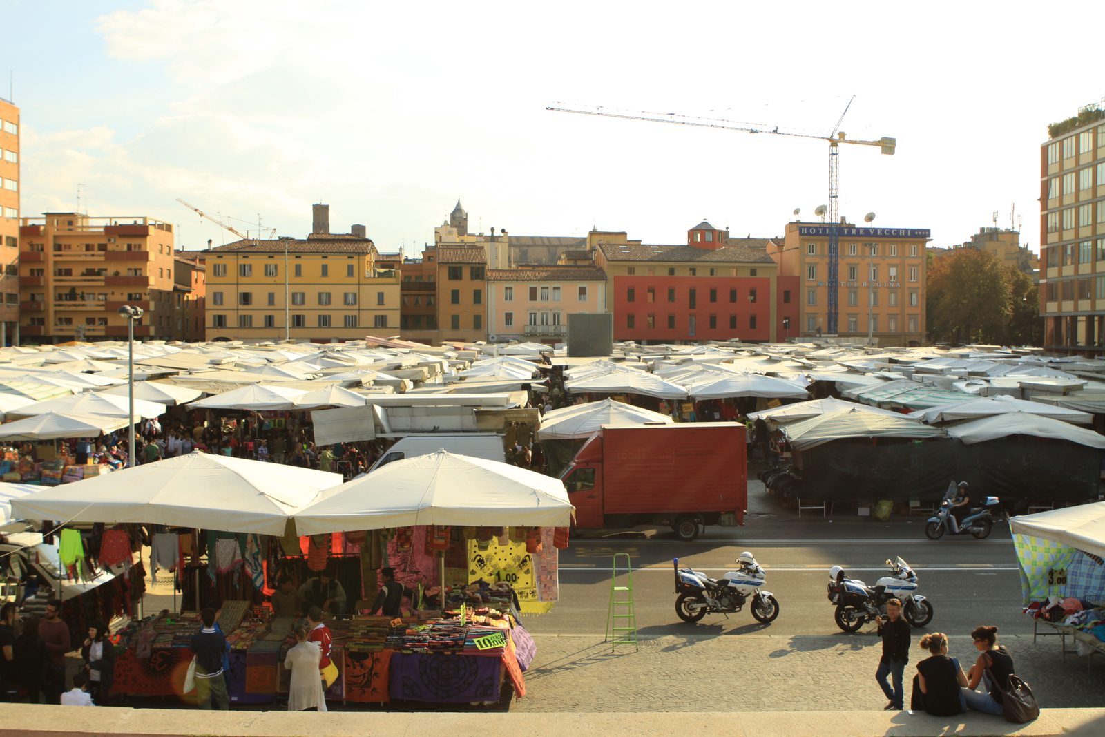 Bancarelle della Piazzola in piazza VIII Agosto a Bologna, viste dalla Montagnola nel 2012